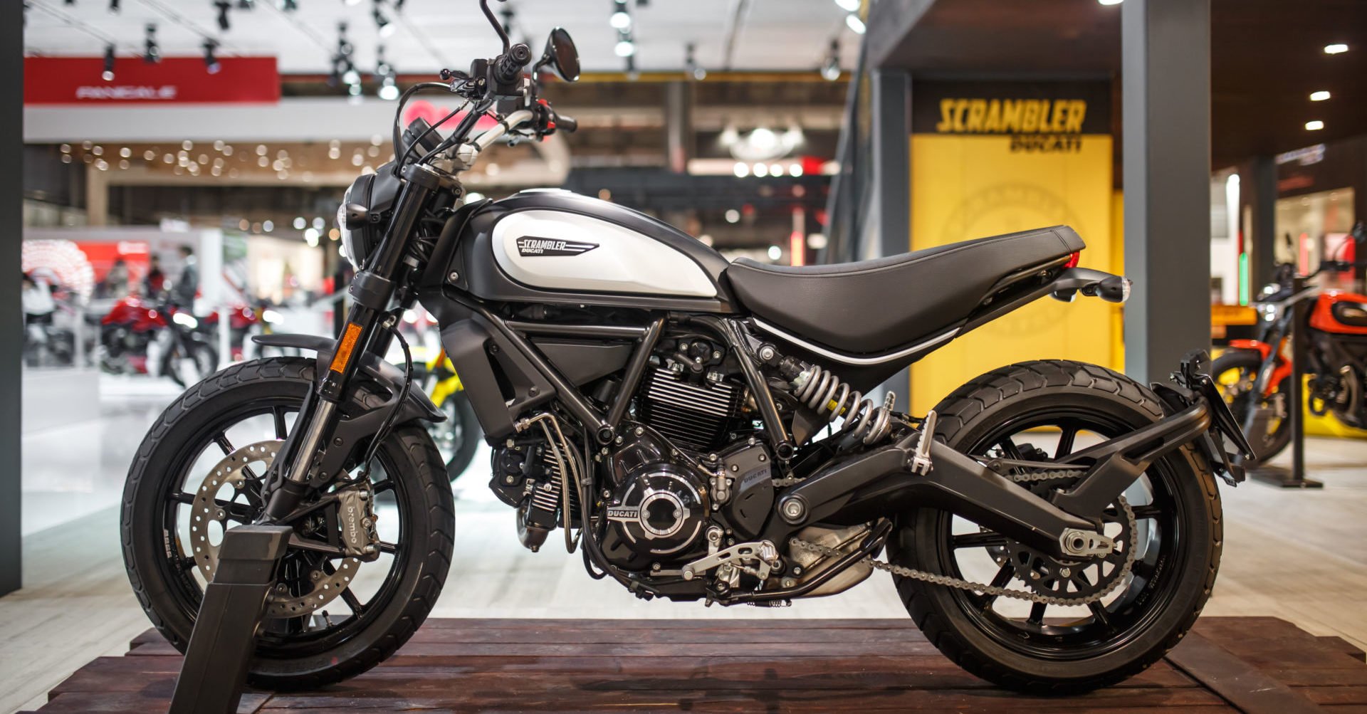 DUCATI_SCRAMBLER_ICONDARK_1_UC104230_High_1573248415-e1573248469846-1920x1003